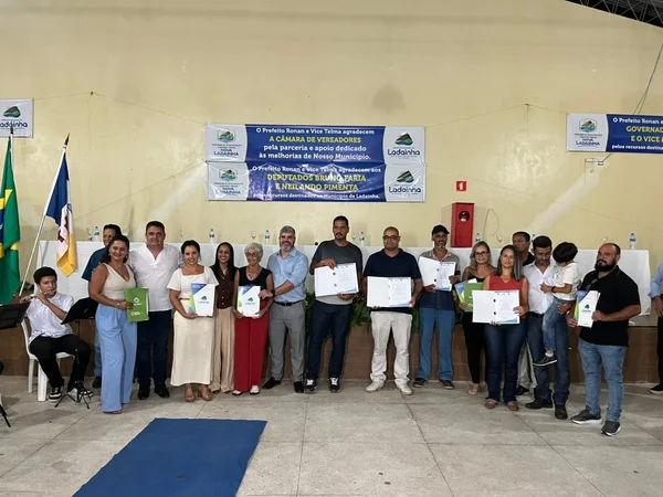 Entrega de títulos fundiários em Ladainha, no Vale do Mucuri