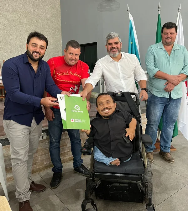 Entrega de títulos fundiários em Novo Oriente de Minas, no Vale do Mucuri