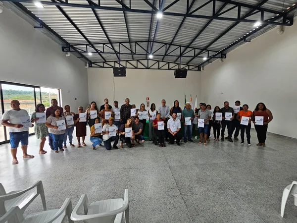 Entrega de títulos fundiários em Guaraciama, no Norte de Minas