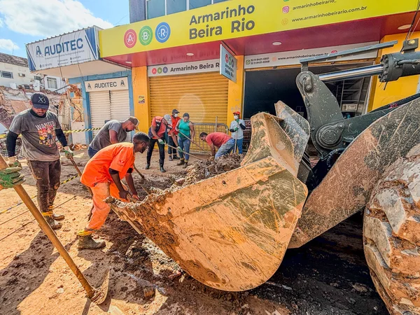 Governo de Minas anuncia hospital de campanha e reconstrução de pontes em Ubá