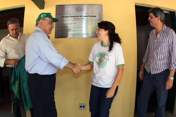 Secretário José Carlos Carvalho e a gerente do parque, Aneliza Miranda Melo