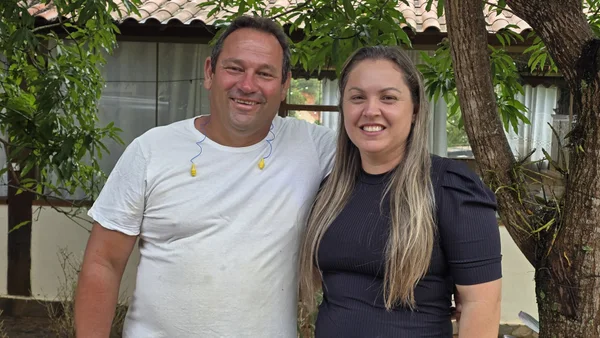 Rodrigo Barbosa e a esposa Josiele Darly, que é proprietária da Pousada Campestre Vila Tiradentes