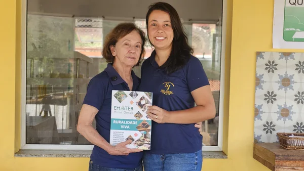 Vera Lúcia Cardoso, proprietária da Queijaria Seu Jorge, e Ana Luiza Cardoso, com a nova edição do catálogo Ruralidade Viva, da Emater-MG