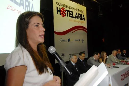 Secretária Érica Drumond durante pronunciamento na abertura do congresso