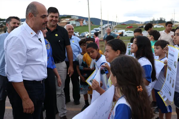 Governo de Minas vistoria entregas para a saúde e educação em São Sebastião da Bela Vista
