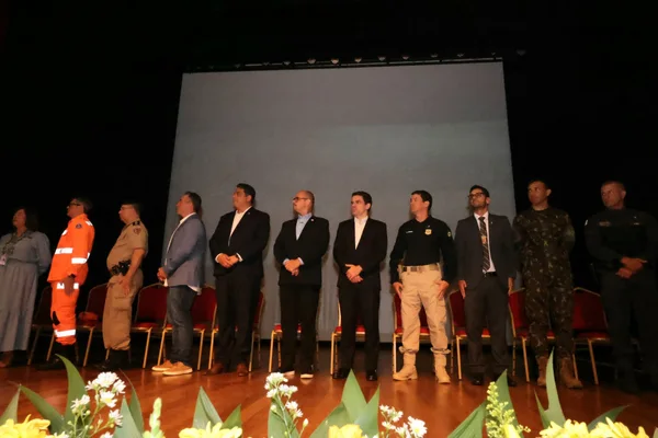 Governo de Minas transfere capital para Poços de Caldas, anuncia novo Colégio Tiradentes e R$ 7,5 milhões para armamento da Polícia Civil