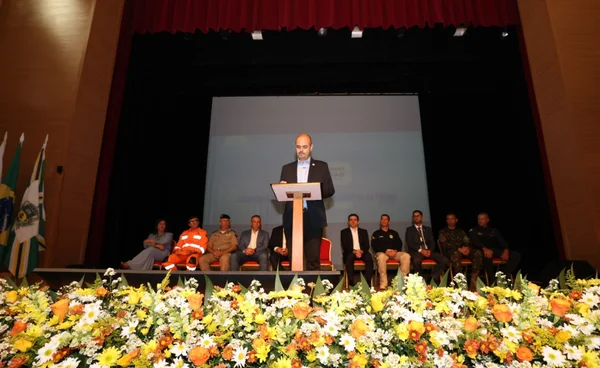 Governo de Minas transfere capital para Poços de Caldas, anuncia novo Colégio Tiradentes e R$ 7,5 milhões para armamento da Polícia Civil