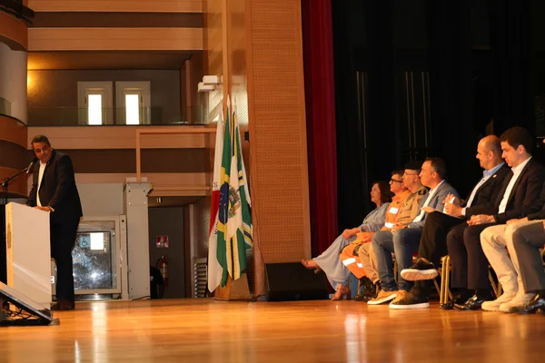 Governo de Minas transfere capital para Poços de Caldas, anuncia novo Colégio Tiradentes e R$ 7,5 milhões para armamento da Polícia Civil