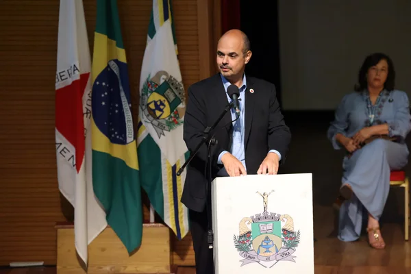 Governo de Minas transfere capital para Poços de Caldas, anuncia novo Colégio Tiradentes e R$ 7,5 milhões para armamento da Polícia Civil