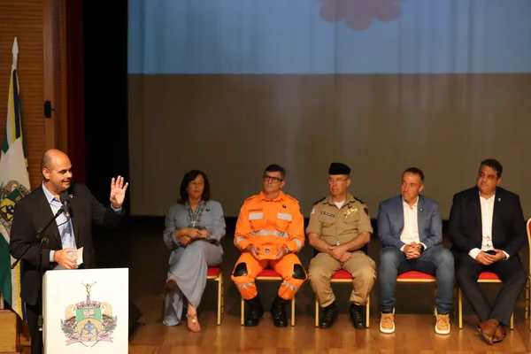 Governo de Minas transfere capital para Poços de Caldas, anuncia novo Colégio Tiradentes e R$ 7,5 milhões para armamento da Polícia Civil