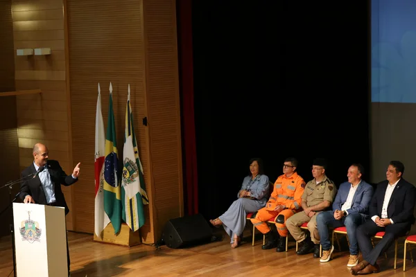 Governo de Minas transfere capital para Poços de Caldas, anuncia novo Colégio Tiradentes e R$ 7,5 milhões para armamento da Polícia Civil