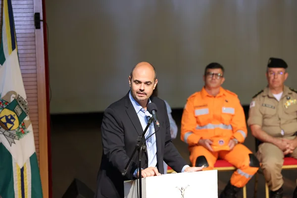Governo de Minas transfere capital para Poços de Caldas, anuncia novo Colégio Tiradentes e R$ 7,5 milhões para armamento da Polícia Civil