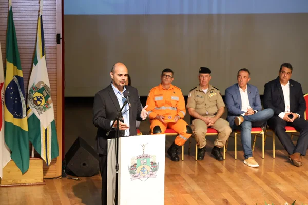 Governo de Minas transfere capital para Poços de Caldas, anuncia novo Colégio Tiradentes e R$ 7,5 milhões para armamento da Polícia Civil