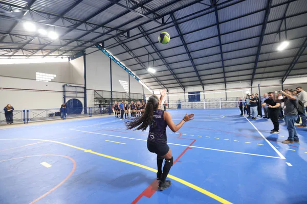 Governo de Minas vistoria obras de revitalização de ginásio poliesportivo em Poços de Caldas