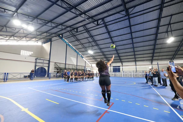 Governo de Minas vistoria obras de revitalização de ginásio poliesportivo em Poços de Caldas