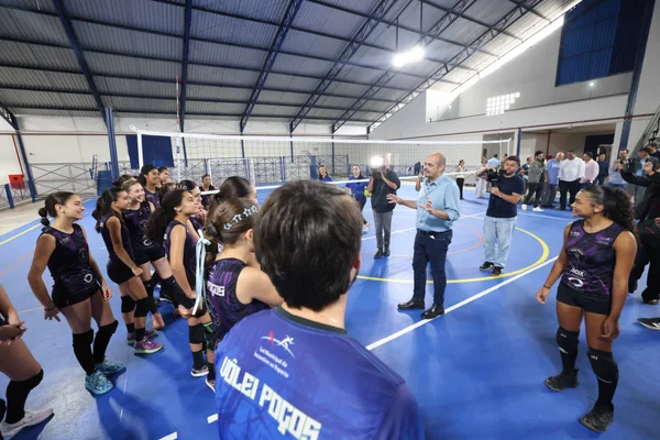Governo de Minas vistoria obras de revitalização de ginásio poliesportivo em Poços de Caldas