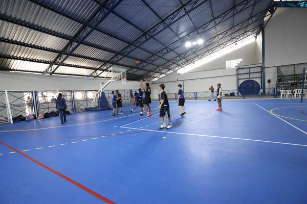 Governo de Minas vistoria obras de revitalização de ginásio poliesportivo em Poços de Caldas
