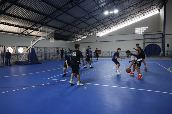 Governo de Minas vistoria obras de revitalização de ginásio poliesportivo em Poços de Caldas