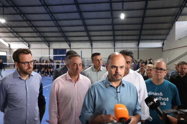 Governo de Minas vistoria obras de revitalização de ginásio poliesportivo em Poços de Caldas