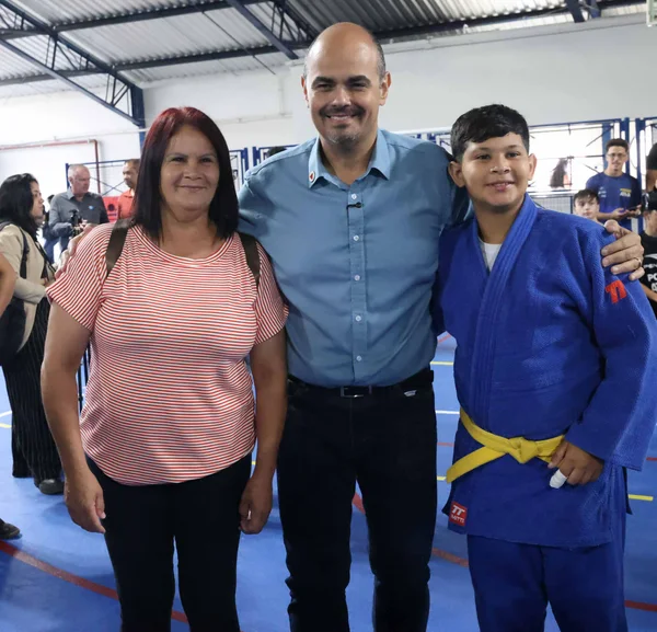 Governo de Minas vistoria obras de revitalização de ginásio poliesportivo em Poços de Caldas