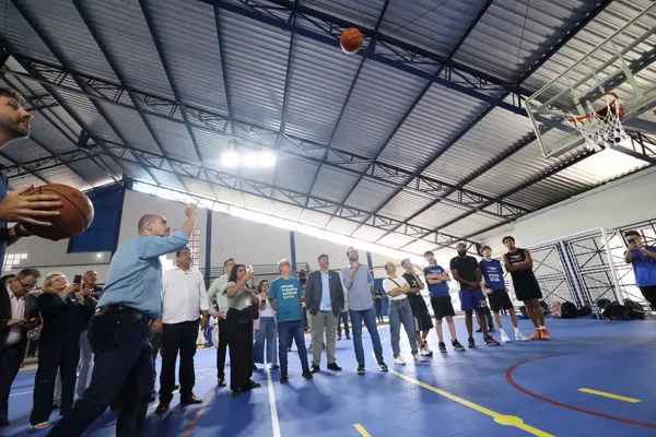 Governo de Minas vistoria obras de revitalização de ginásio poliesportivo em Poços de Caldas