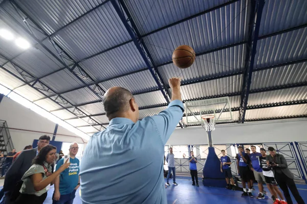 Governo de Minas vistoria obras de revitalização de ginásio poliesportivo em Poços de Caldas