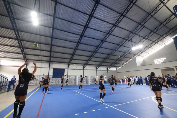 Governo de Minas vistoria obras de revitalização de ginásio poliesportivo em Poços de Caldas