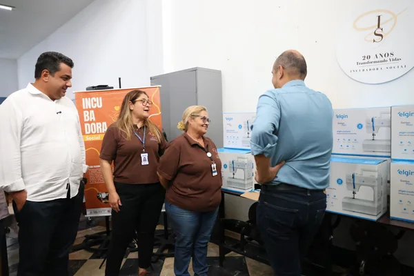 Governo de Minas entrega máquinas de costura para o Programa Trajeto Moda em Poços de Caldas