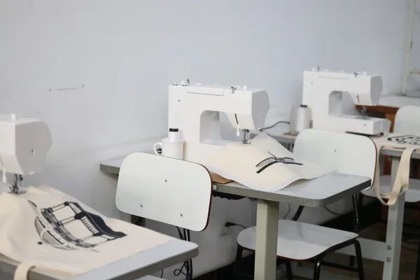 Governo de Minas entrega máquinas de costura para o Programa Trajeto Moda em Poços de Caldas