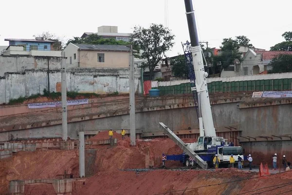 A estrutura, depois de montada, definirá os contornos do estádio
