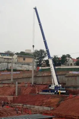 Cada pilar pesa 10 toneladas