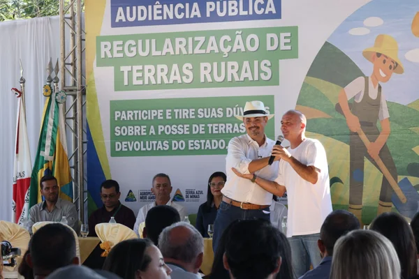 Governo de Minas entrega títulos de regularização de propriedade rural a 140 famílias em Serra Azul de Minas