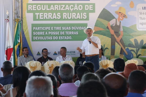 Governo de Minas entrega títulos de regularização de propriedade rural a 140 famílias em Serra Azul de Minas