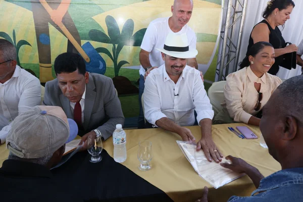 Governo de Minas entrega títulos de regularização de propriedade rural a 140 famílias em Serra Azul de Minas