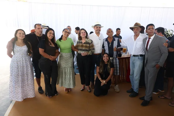Governo de Minas entrega títulos de regularização de propriedade rural a 140 famílias em Serra Azul de Minas