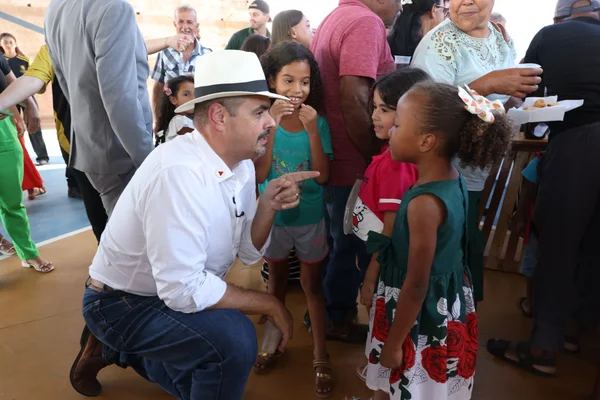 Governo de Minas entrega títulos de regularização de propriedade rural a 140 famílias em Serra Azul de Minas