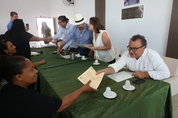 Governo de Minas entrega títulos de regularização fundiária a 117 famílias de agricultores de Turmalina