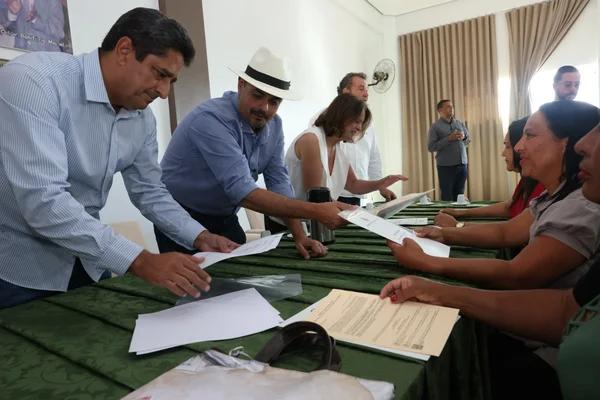 Governo de Minas entrega títulos de regularização fundiária a 117 famílias de agricultores de Turmalina