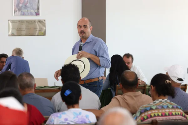 Governo de Minas entrega títulos de regularização fundiária a 117 famílias de agricultores de Turmalina