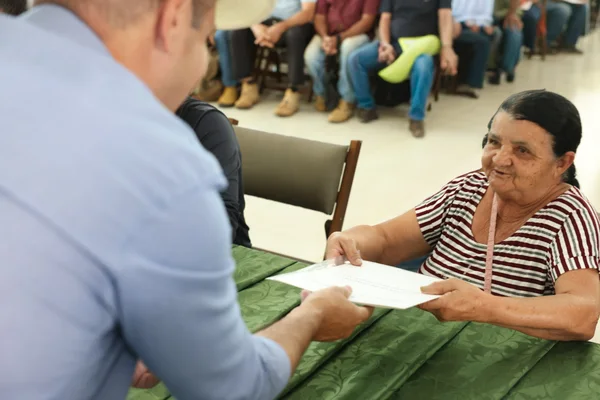Governo de Minas entrega títulos de regularização fundiária a 117 famílias de agricultores de Turmalina