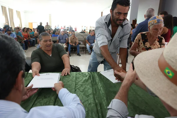 Governo de Minas entrega títulos de regularização fundiária a 117 famílias de agricultores de Turmalina