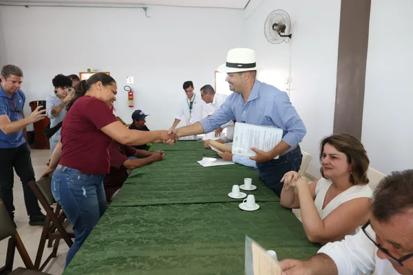 Governo de Minas entrega títulos de regularização fundiária a 117 famílias de agricultores de Turmalina