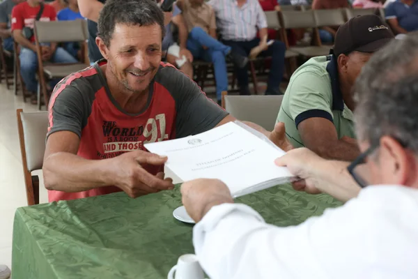 Governo de Minas entrega títulos de regularização fundiária a 117 famílias de agricultores de Turmalina