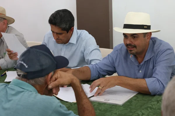 Governo de Minas entrega títulos de regularização fundiária a 117 famílias de agricultores de Turmalina