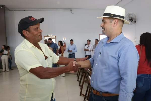 Governo de Minas entrega títulos de regularização fundiária a 117 famílias de agricultores de Turmalina