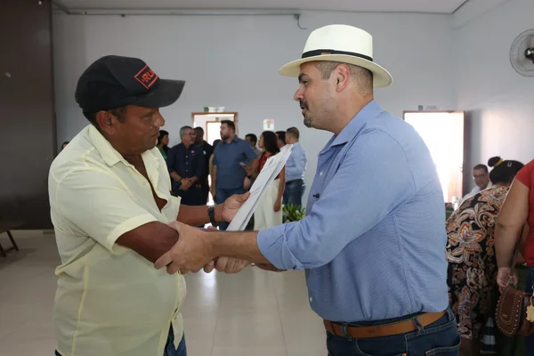 Governo de Minas entrega títulos de regularização fundiária a 117 famílias de agricultores de Turmalina