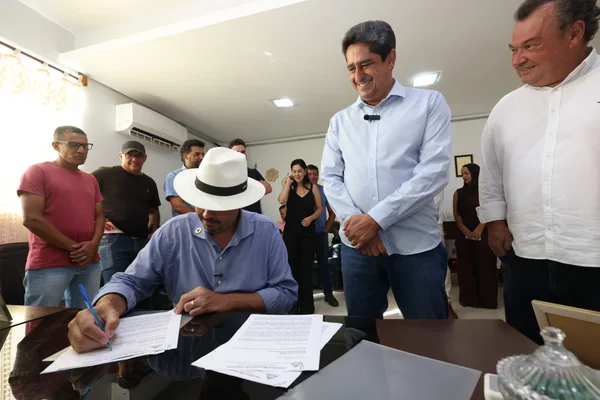 Governo de Minas entrega títulos de regularização fundiária a 117 famílias de agricultores de Turmalina