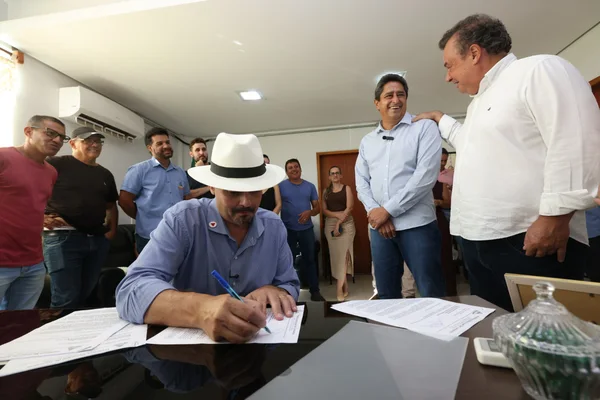 Governo de Minas entrega títulos de regularização fundiária a 117 famílias de agricultores de Turmalina
