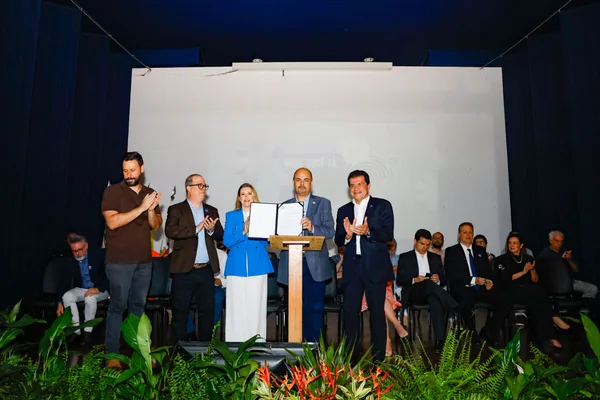 Governo de Minas transfere capital para Uberaba e assina acordo de cooperação para fortalecer projeto Farmácia Viva na cidade