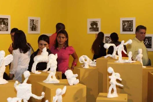 Visitantes observam as obras da exposição Valores de Minas
